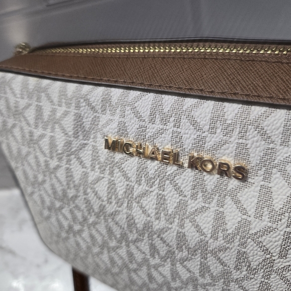 Michael Kors Jet Set Beige and Tan Crossbody Bag - Picture 4 of 9